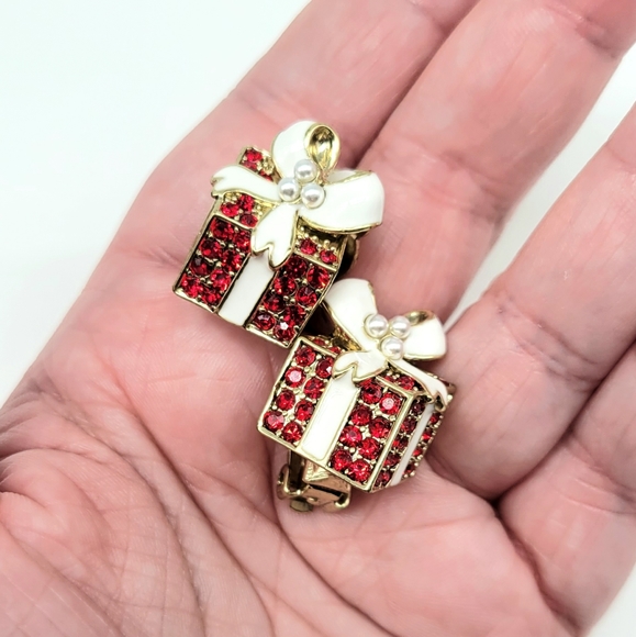 Heidi Daus Gift Shaped Pin and Clip On Earrings Set w/ Swarovski Crystal + Pearl - Picture 11 of 17